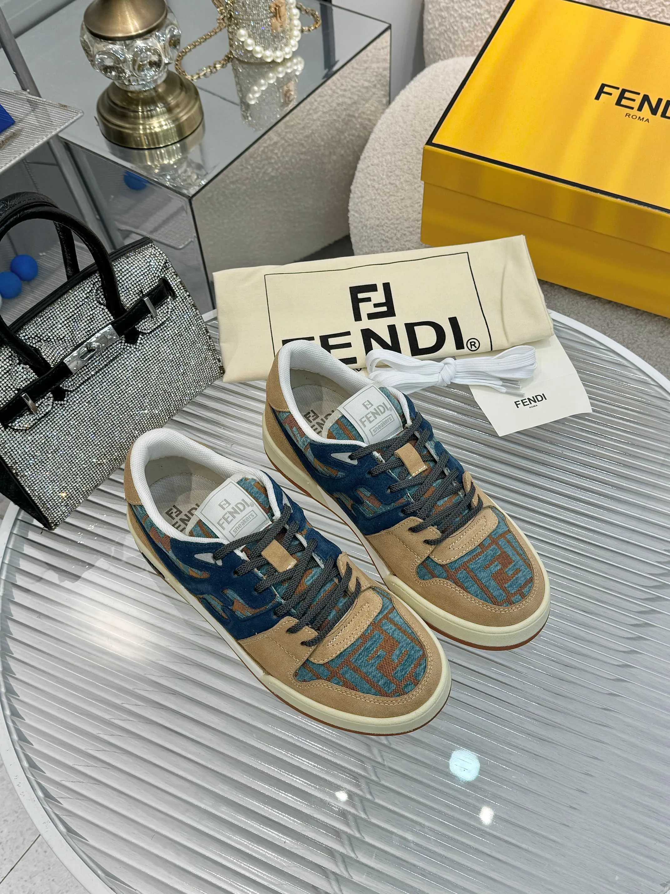 p620🐮🐮New❤Top super A version💯 Fendi Fendi 2025 New Year's King Explosive Style🔥 Many💑stars have the same style FD match. Original purchase for RMB14440. One to one replica. Designer Kim Jones's first sneaker fendi match and Donkey brand Trainer basketball sneakers, fresh blood injection and FF retro design It combines fashion and super comfort. [Wise] Whoever doesn’t grab it will regret it [There are many shoe uppers on the market with different color matching and cut corners in workmanship. The color matching and craftsmanship of my shoe upper are absolutely the same as the genuine products at the counter. Welcome to compare. Feet: Mesh injection molding pads 🎯 Soles: Please look for the original molded multi-color TPU outsole (❌ non-rubber sole) 🎯 Size: Female 35-41 Male 38-45 🎯 Packaging: Original 1:1 matching high-end packaging 🎁
